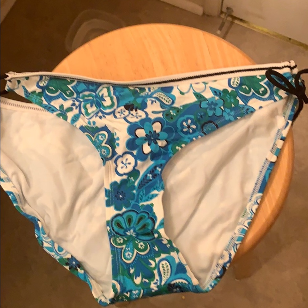 NWT size XL Bikini Bottom. Blues and white